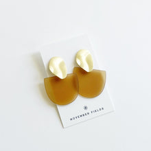 Load image into Gallery viewer, Oretha Amber and Wavy Matte Gold Earrings
