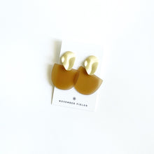 Load image into Gallery viewer, Oretha Amber and Wavy Matte Gold Earrings
