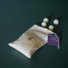 Load image into Gallery viewer, Iris and Sandalwood Wax Melts
