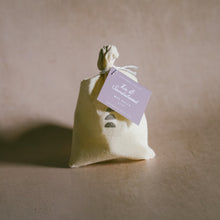 Load image into Gallery viewer, Iris and Sandalwood Wax Melts
